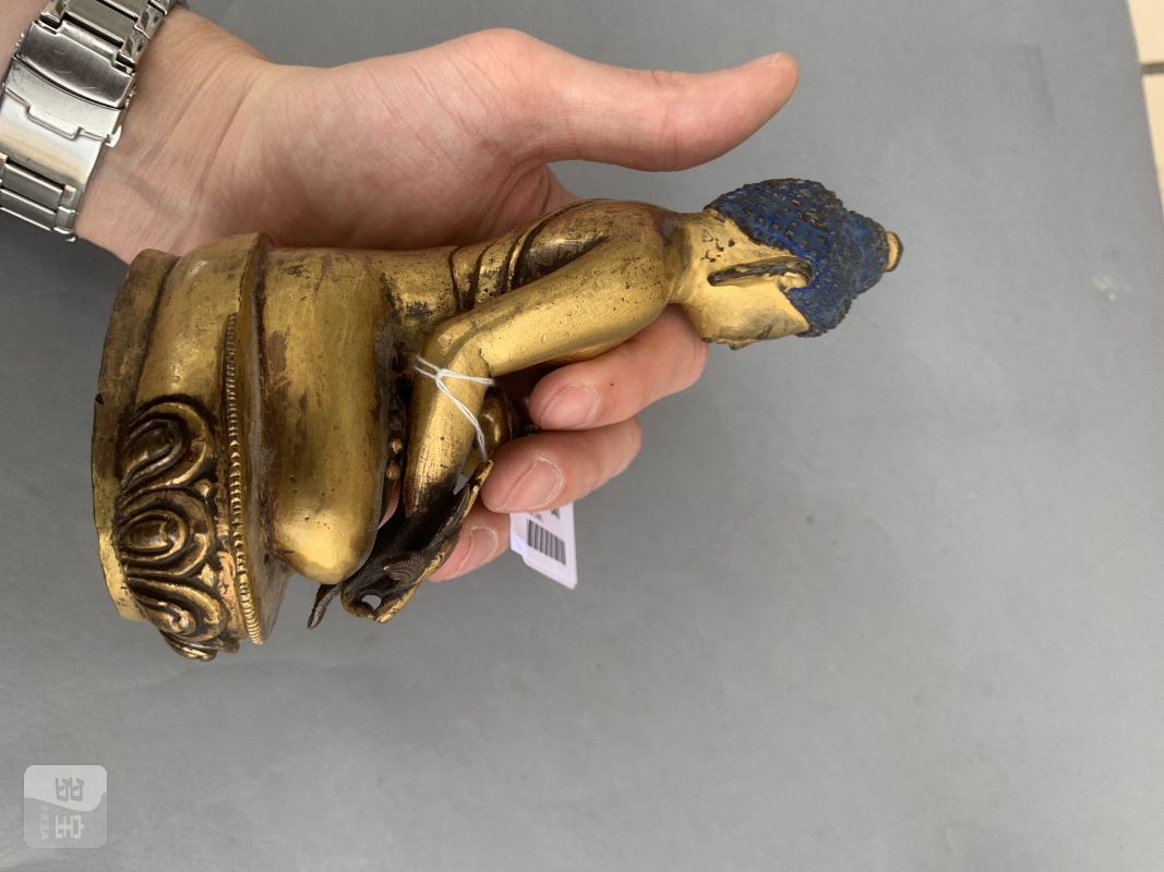 A GILT-COPPER FIGURE OF BHAISAJYAGURU - 图9